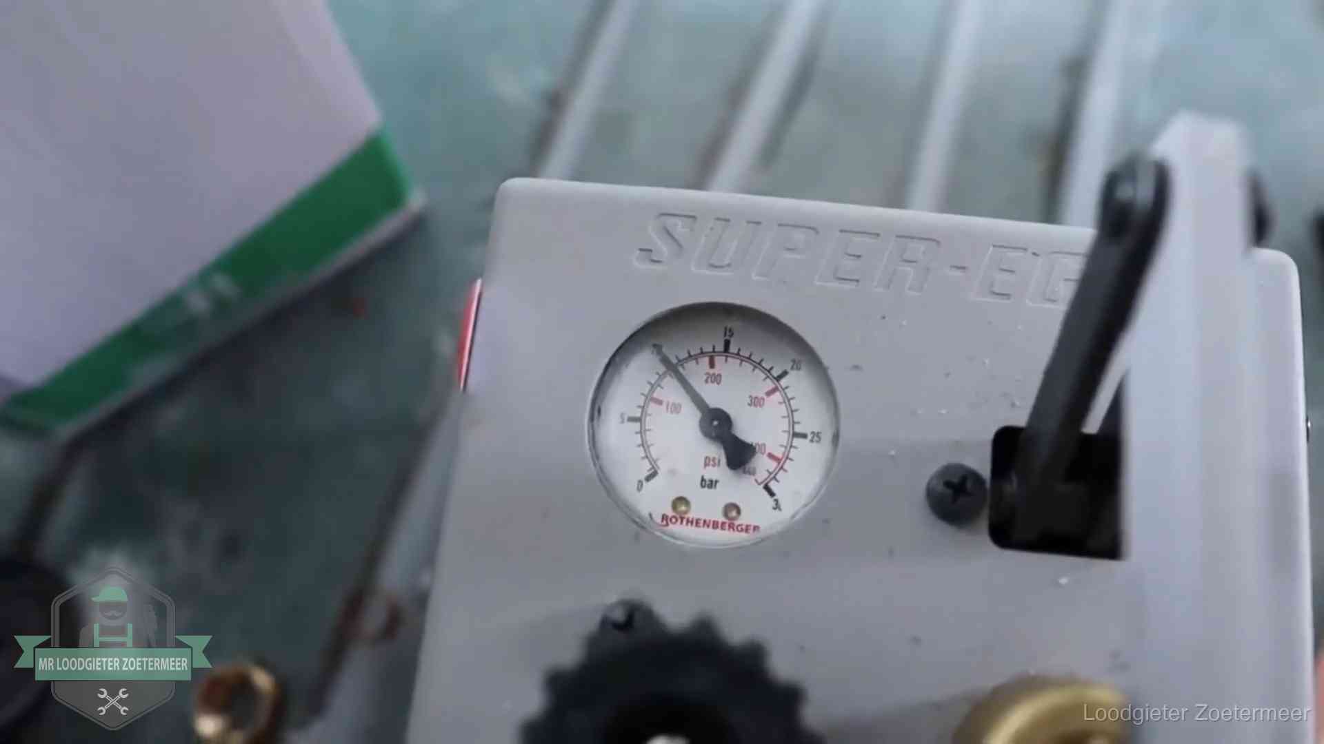 Manometer van een afperspomp bij controle van nieuw leidingwerk in Zoetermeer