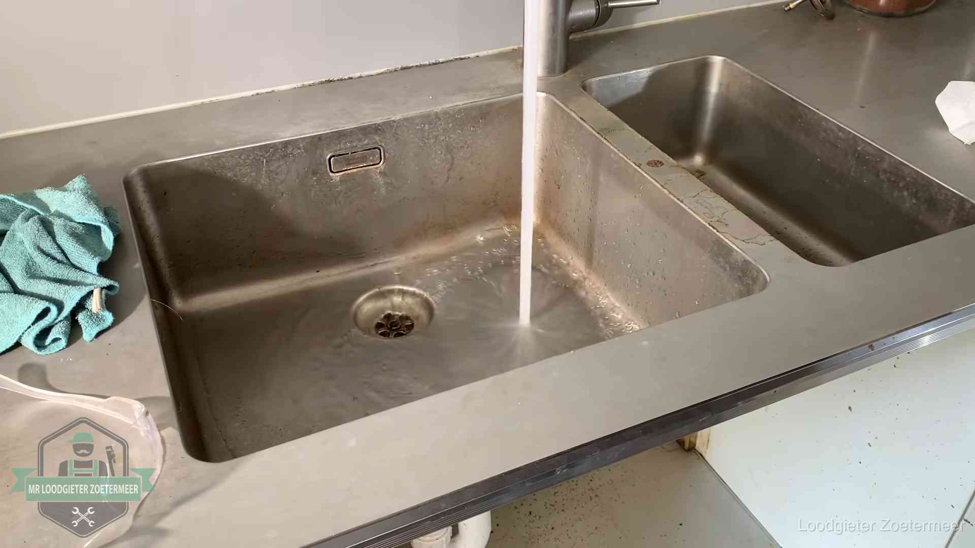 Doorstroomtest van de afvoer bij een gootsteen in Zoetermeer