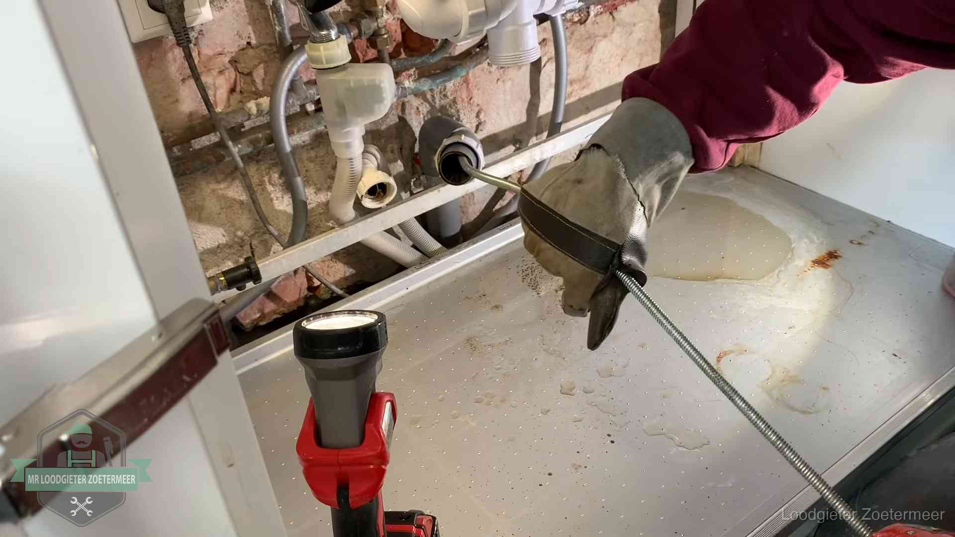 Ontstoppingsveer wordt preventief door een afvoeraansluiting gehaald in Zoetermeer