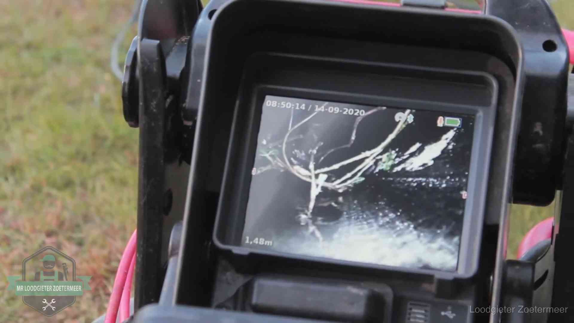 Monitor van een rioolcamera toont wortelingroei in de rioolbuis bij een woning in Zoetermeer