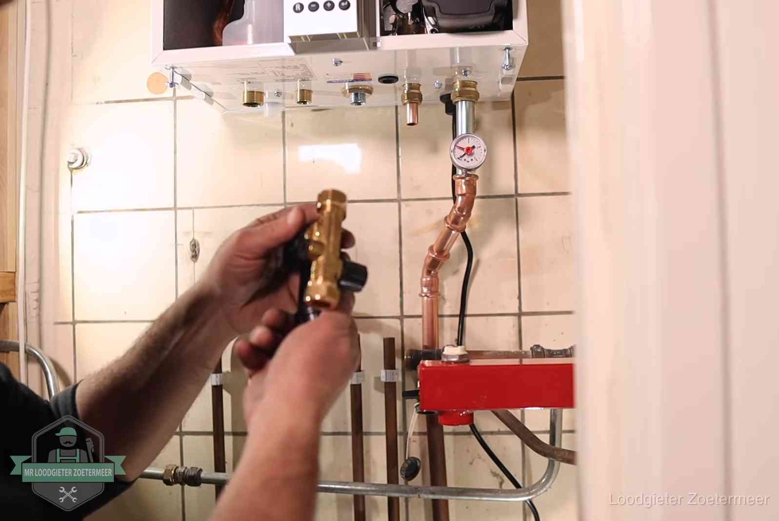 Zelf cv-druk bijvullen in Zoetermeer Vulkraan en manometer onder een cv-ketel voor het bijvullen van de waterdruk in Zoetermeer