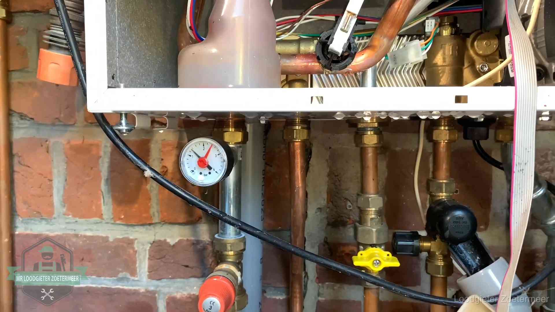 Cv-ketel verliest druk in Zoetermeer Manometer en aansluitleidingen onder een cv-ketel in Zoetermeer bij controle op drukverlies