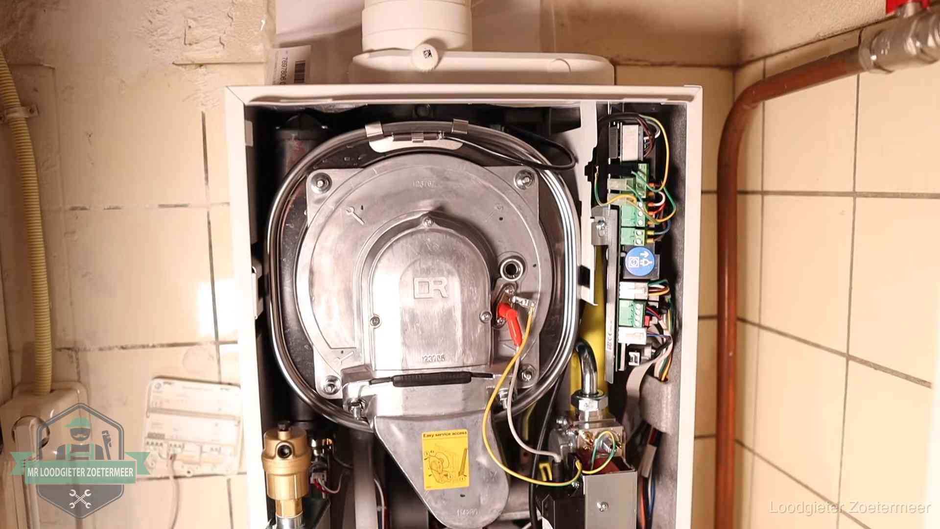 Hoe vaak cv-onderhoud in Zoetermeer Geopende cv-ketel met warmtewisselaar tijdens periodiek onderhoud in Zoetermeer