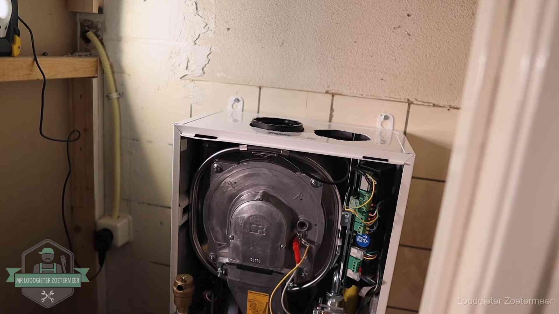 Onderhoudsbeurt cv-ketel in Zoetermeer Geopende cv-ketel tijdens een onderhoudsbeurt in Zoetermeer, met brander en warmtewisselaar zichtbaar