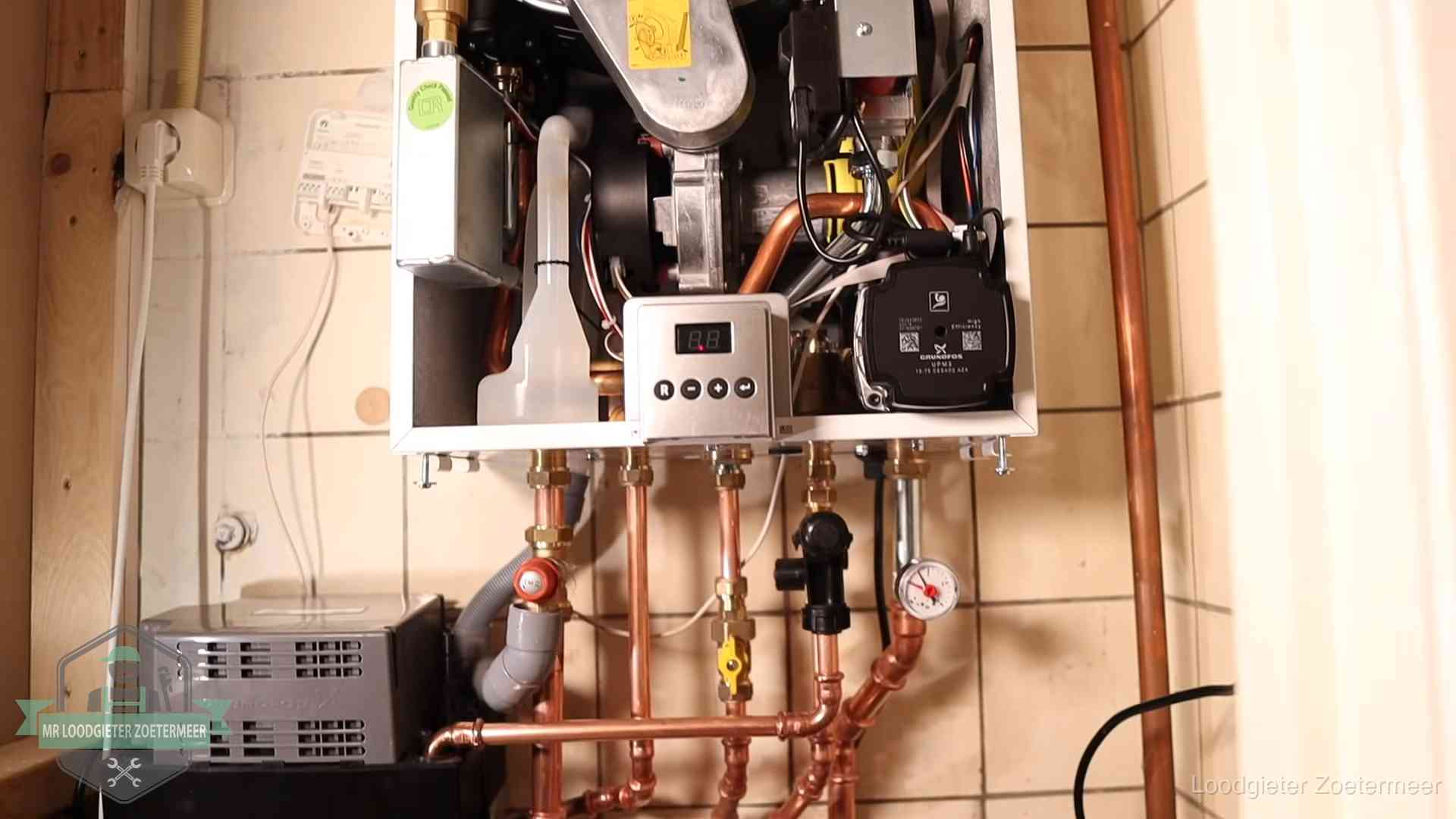 Zuiniger stoken na cv-onderhoud in Zoetermeer Geopende cv-ketel met brander en cv-pomp tijdens een onderhoudsbeurt in Zoetermeer