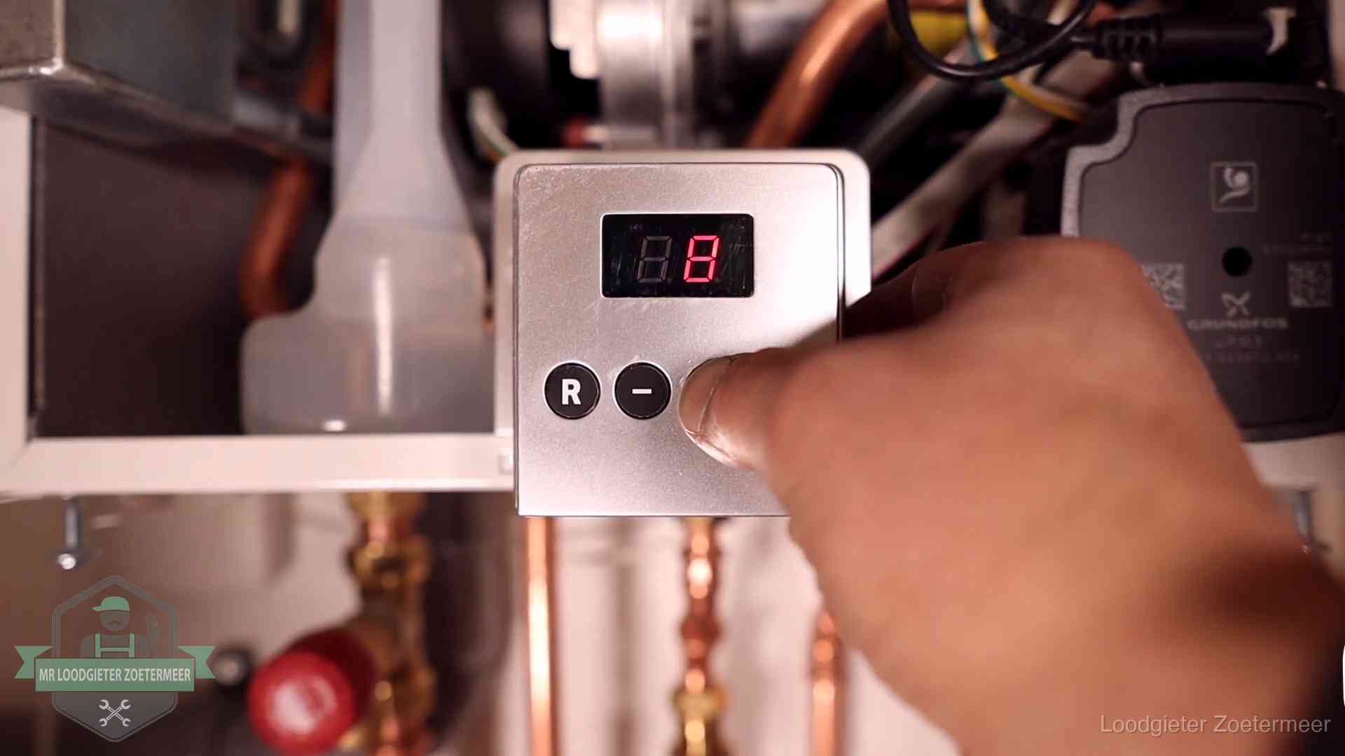 Cv-storing uitlezen in Zoetermeer Monteur bedient het display van een cv-ketel bij een storing in Zoetermeer