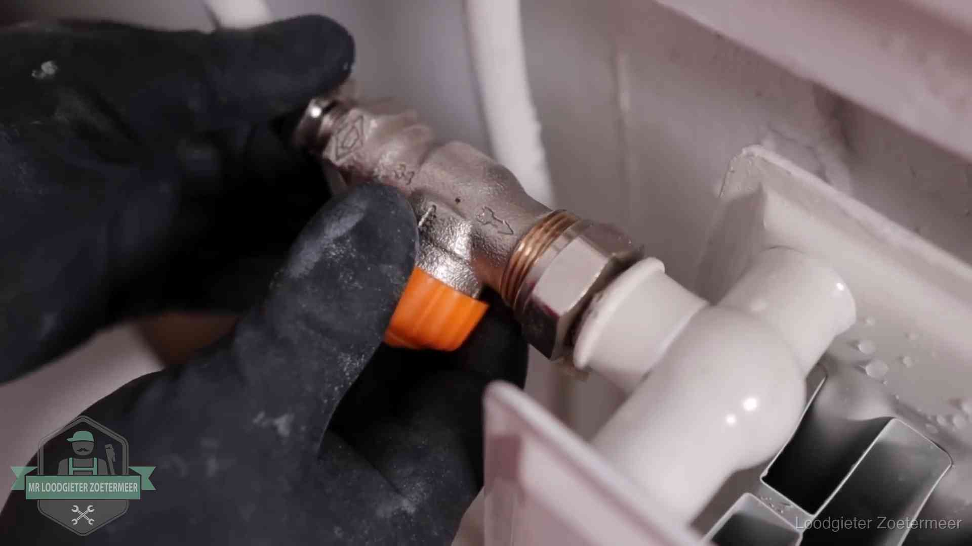 Je cv winterklaar maken in Zoetermeer Thermostaatkraan wordt gemonteerd op een radiator in Zoetermeer voor het stookseizoen