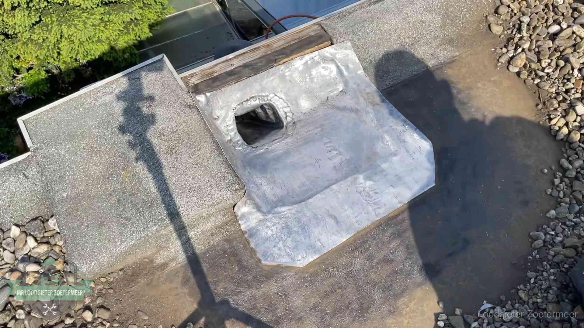 Vers afgedichte dakdoorvoer met lood en zink op een plat dak in Zoetermeer