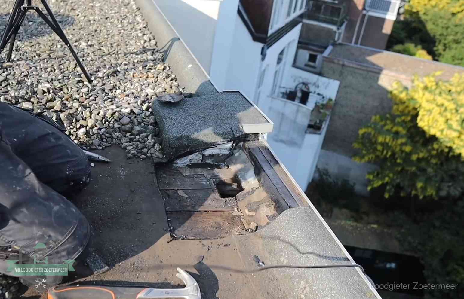 Opengelegde dakrand met verrot dakbeschot door een langdurige daklekkage in Zoetermeer