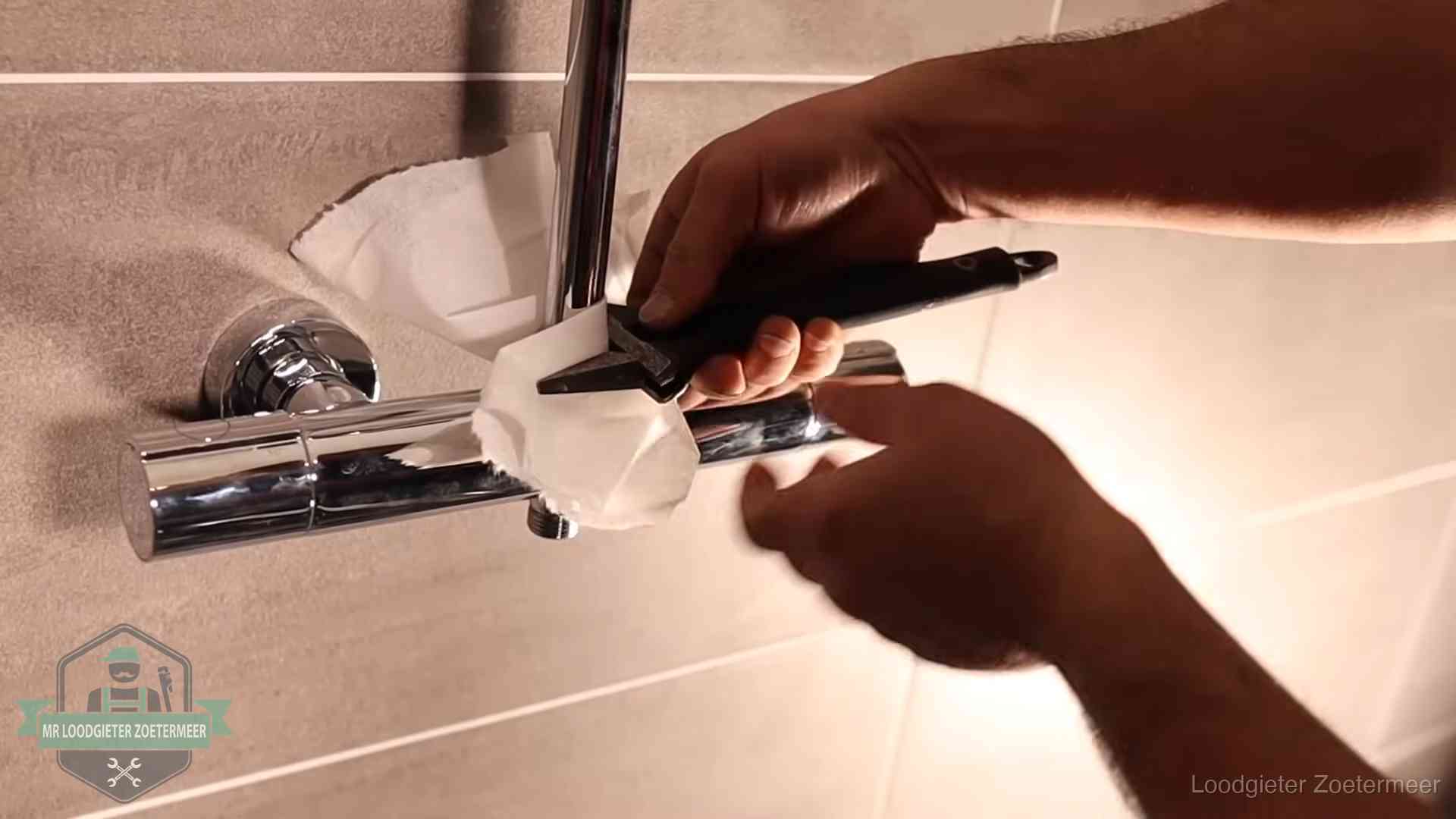 Loodgieter monteert een douchekraan met bescherming tegen krassen in Zoetermeer