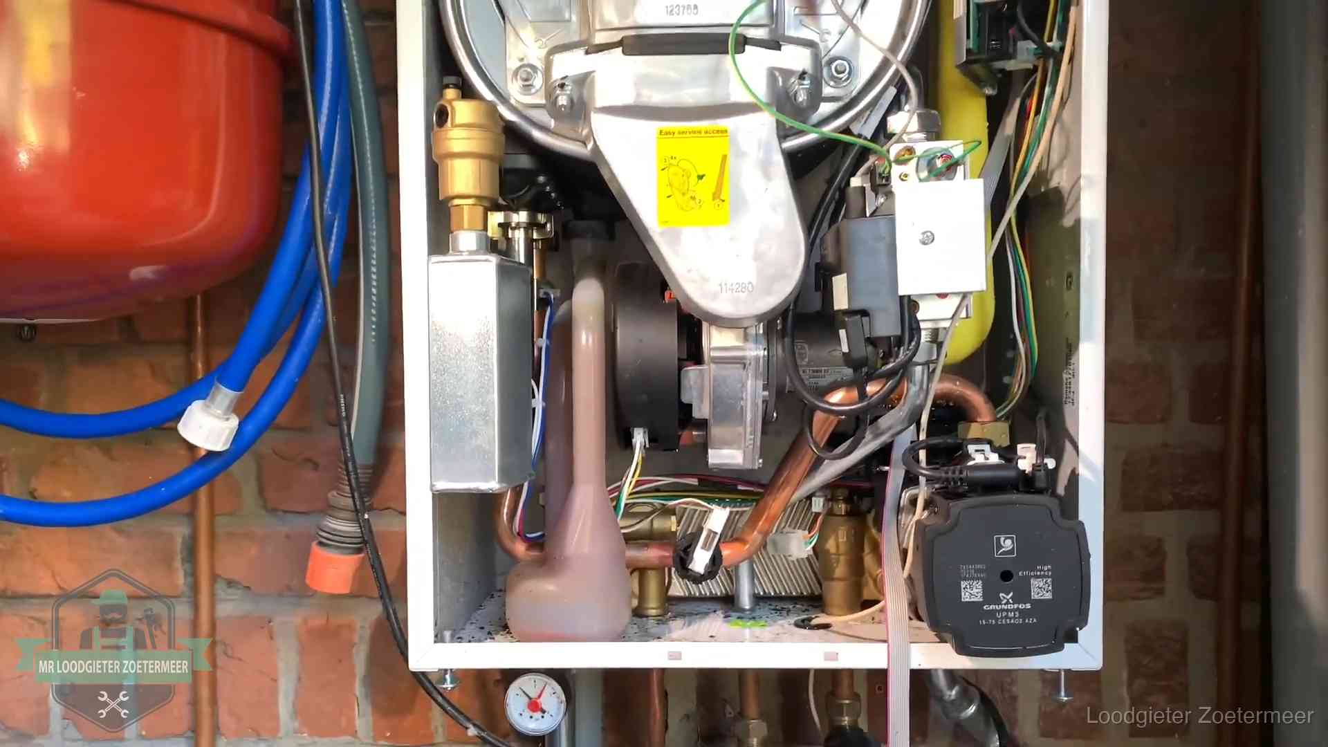 Expansievat en waterdruk in Zoetermeer Geopende cv-ketel met rood expansievat in een woning in Zoetermeer