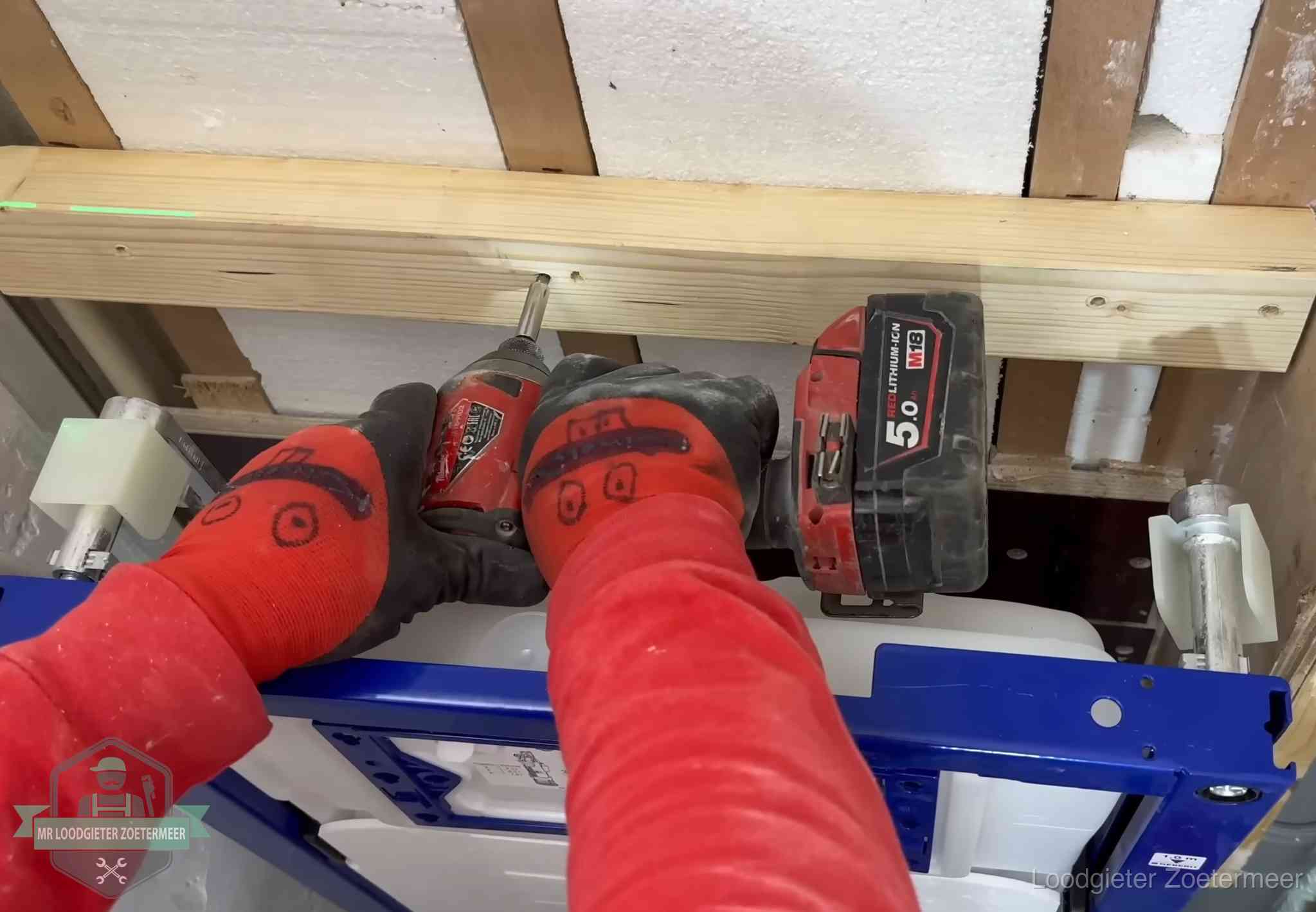 Fout in de wc-installatie opsporen in Zoetermeer Monteur bevestigt een inbouwreservoir voor een hangend toilet in Zoetermeer