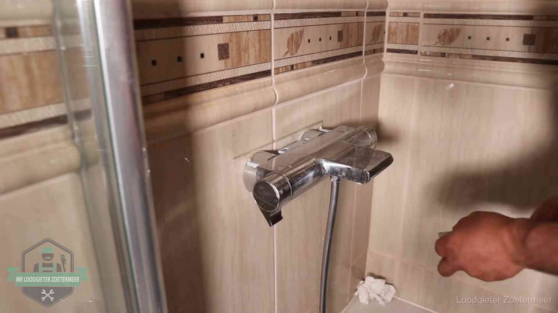 Kalkaanslag en je cv-ketel in Zoetermeer Verkalkte douche-mengkraan in Zoetermeer, hetzelfde kalk dat zich in de warmtewisselaar afzet
