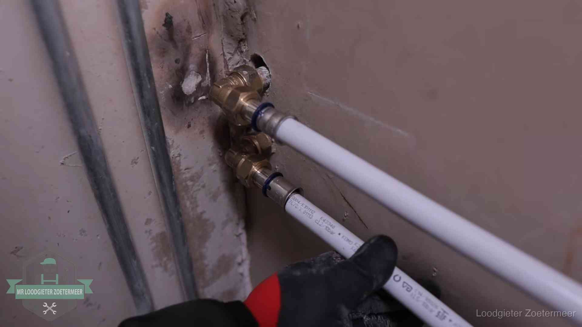 Meerlagenbuizen met keurmerk en rvs persfittingen op muuraansluitingen in Zoetermeer