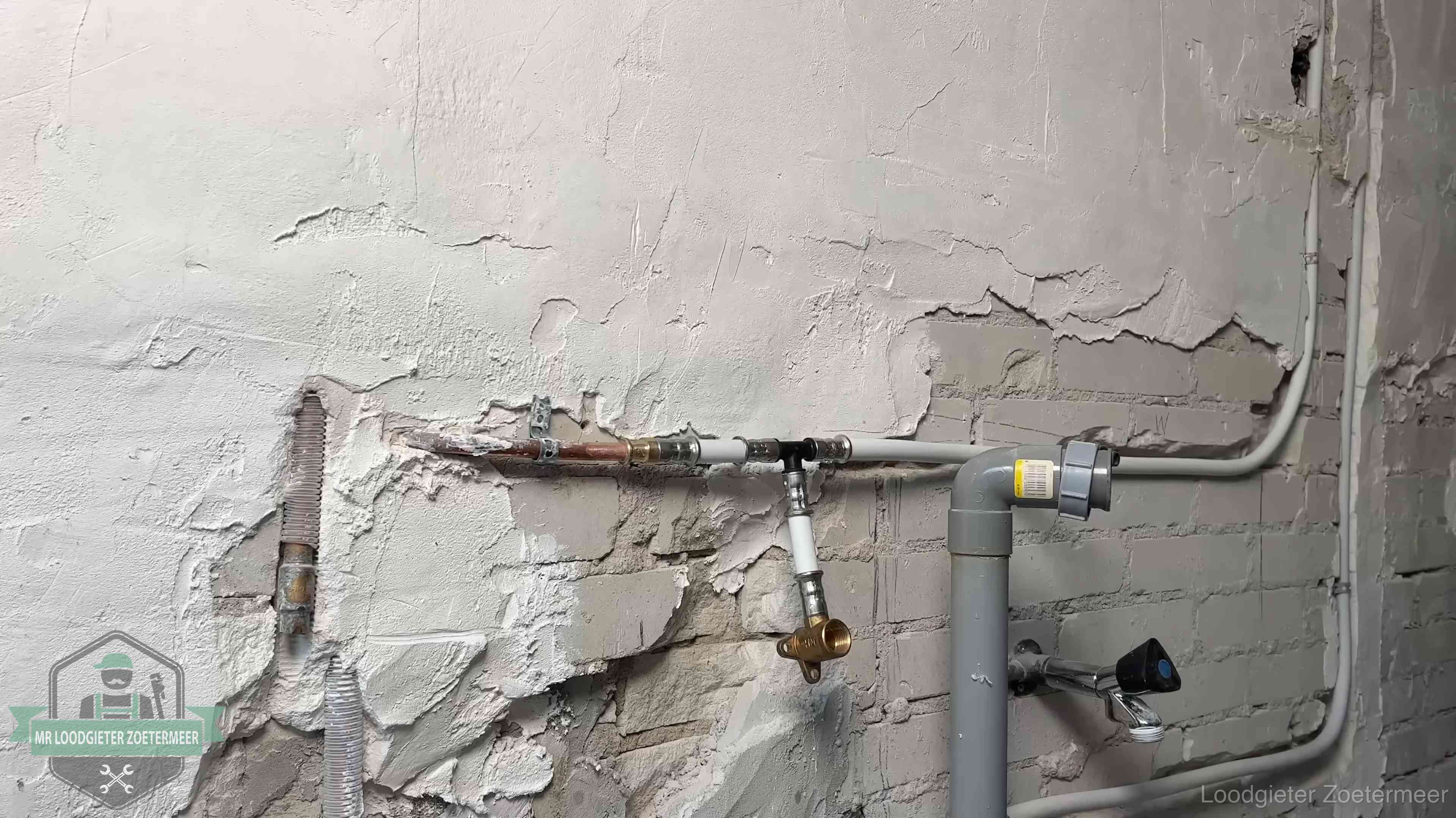 Nieuw leidingwerk naast een oud verroest leidingrestant in een woning in Zoetermeer