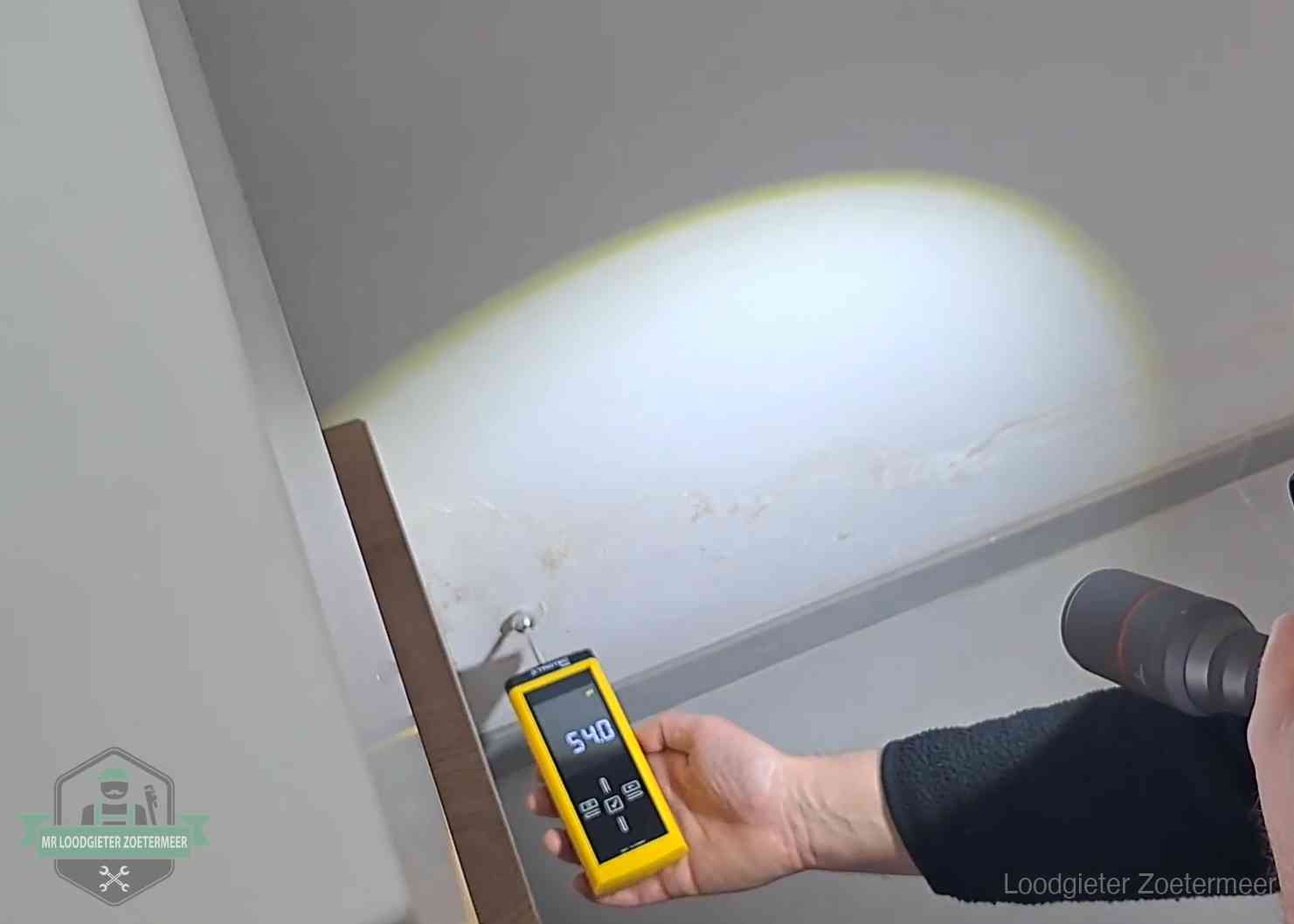Lekdetectie-technieken in Zoetermeer Vochtmeter tegen een natte wand met lekkagesporen in Zoetermeer