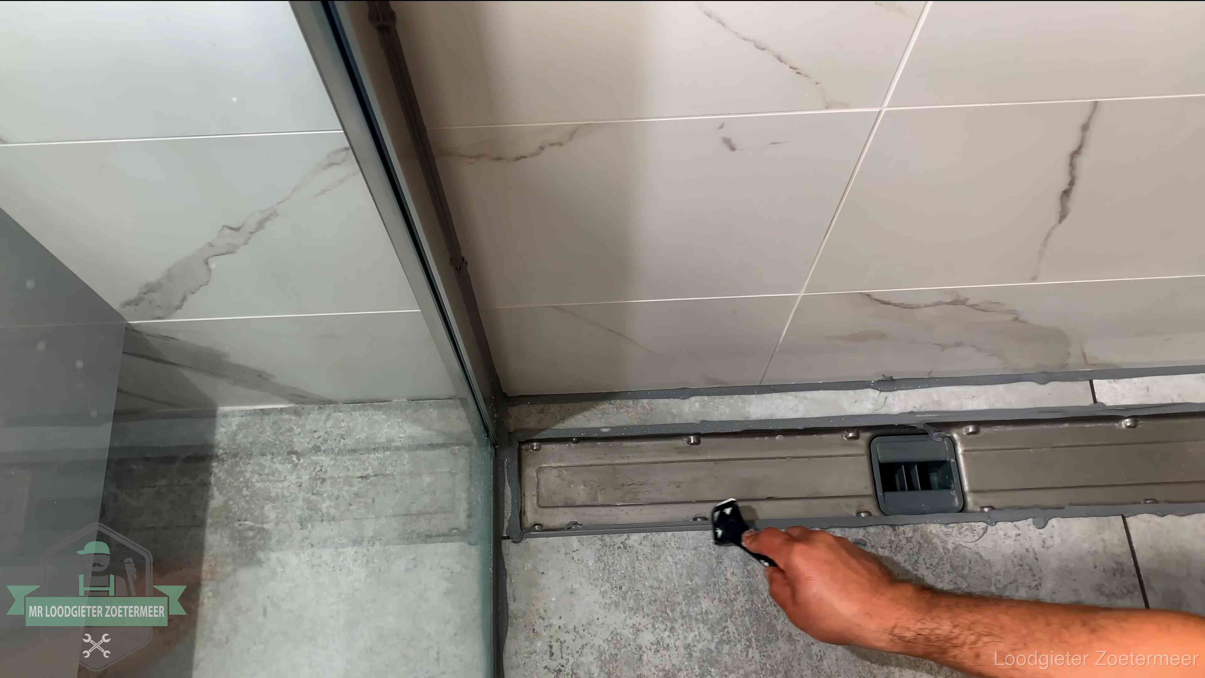 Lekkage in de badkamer verhelpen in Zoetermeer Verse kitrand langs de douchegoot in een betegelde badkamer in Zoetermeer