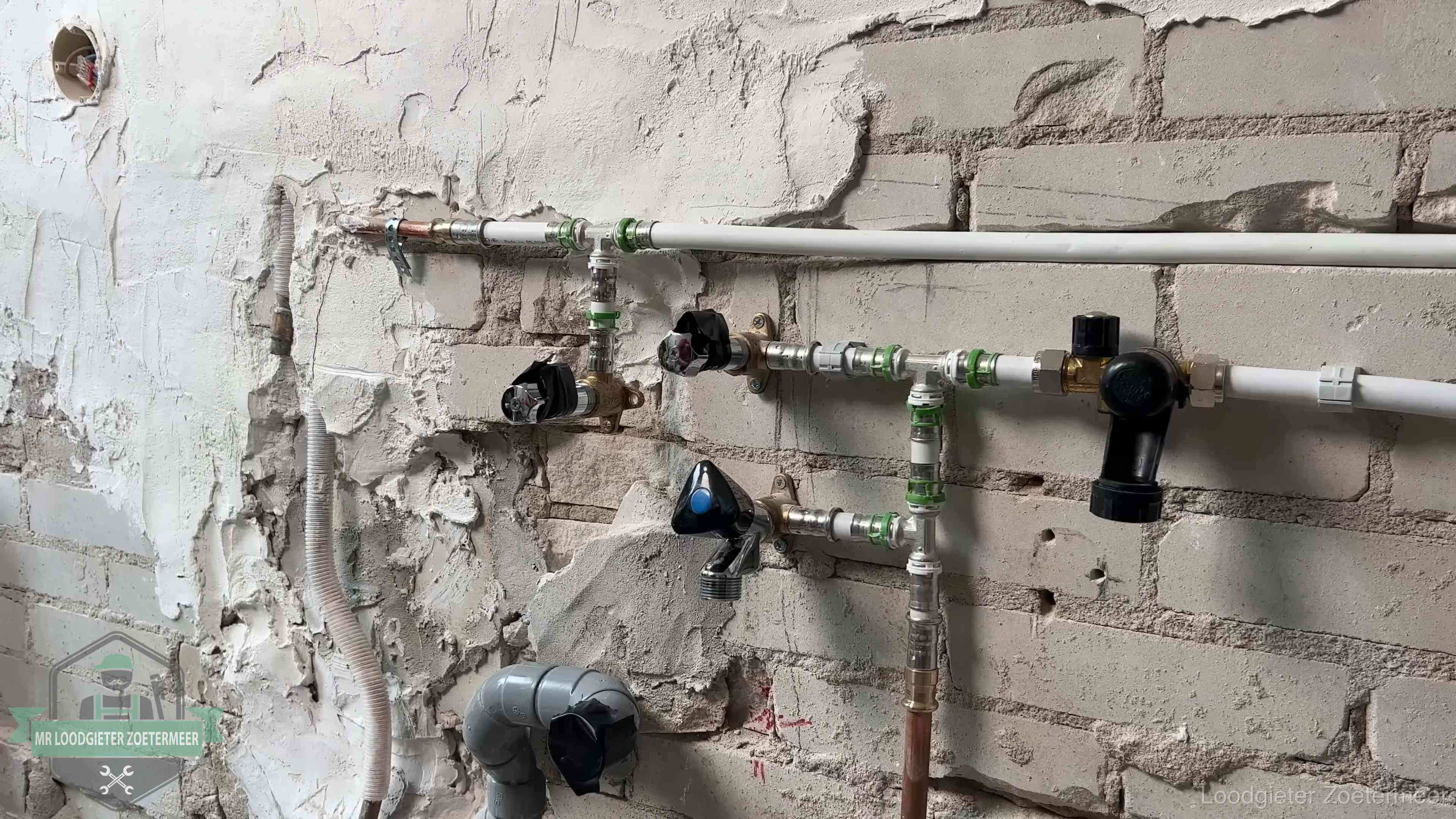 Nieuw aangelegd leidingwerk met persfittingen tijdens een verbouwing in Zoetermeer