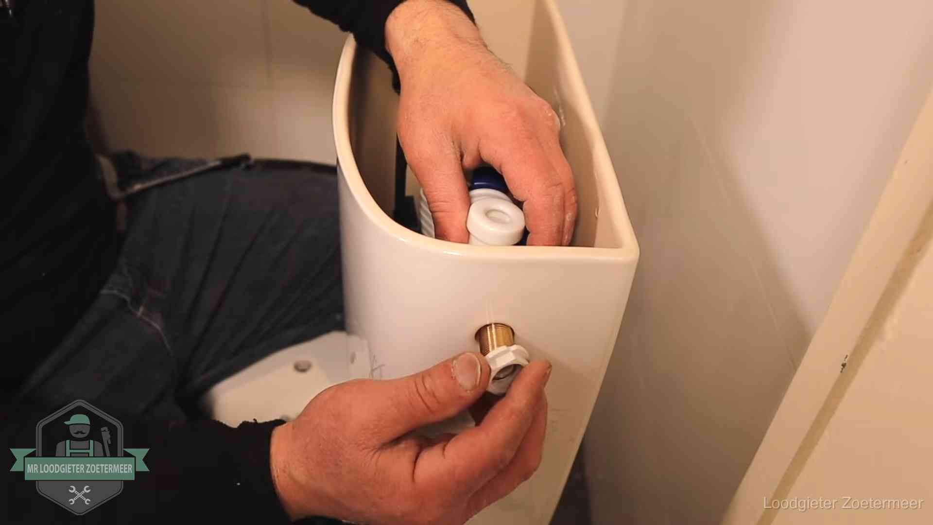Loodgieter voor je verstopte wc in Zoetermeer Loodgieter monteert de vlotterkraan van een stortbak bij een toilet in Zoetermeer