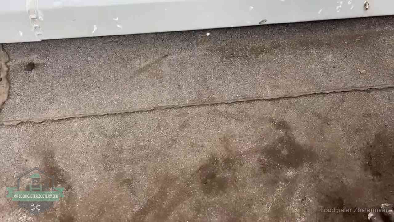 Vochtplekken bij de naad van een plat dak na aanhoudende regen in Zoetermeer