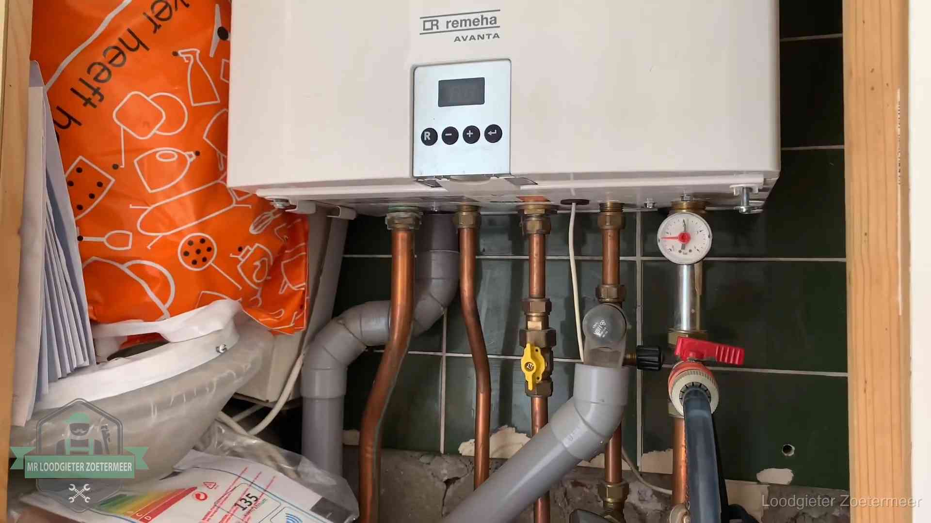 Remeha cv-ketel onderhoud in Zoetermeer Oudere Remeha cv-ketel in een ketelkast in een woning in Zoetermeer