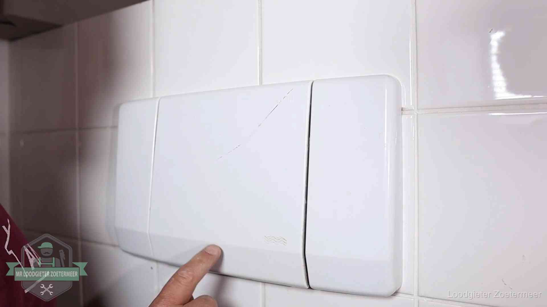 Oorzaken van een verstopte wc in Zoetermeer Bedieningspaneel van een inbouwreservoir van een hangend toilet in Zoetermeer