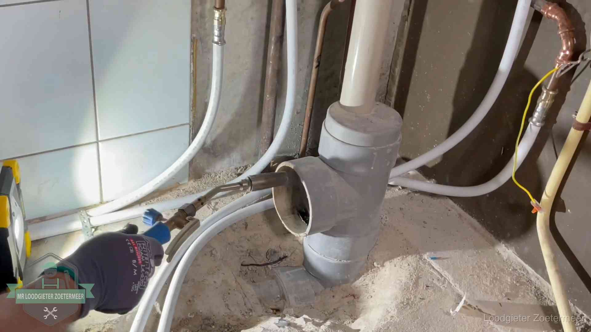 Loodgieter werkt aan leidingen bij de pvc-standleiding van een huurwoning in Zoetermeer