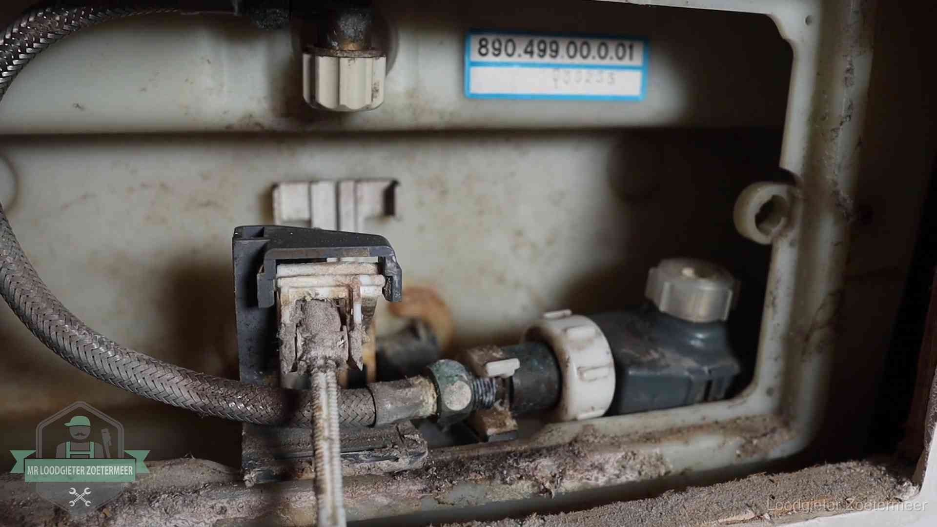 Stortbak en spoelmechanisme in Zoetermeer Verkalkt binnenwerk van een stortbak met vlotterkraan in Zoetermeer