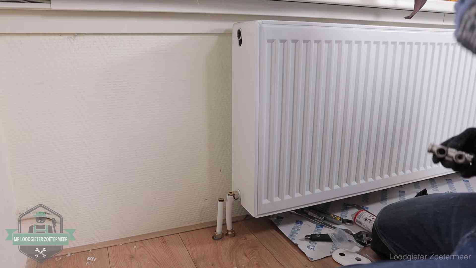 Verwarming per wijk in Zoetermeer Nieuw gemonteerde radiator in een woonkamer in Zoetermeer