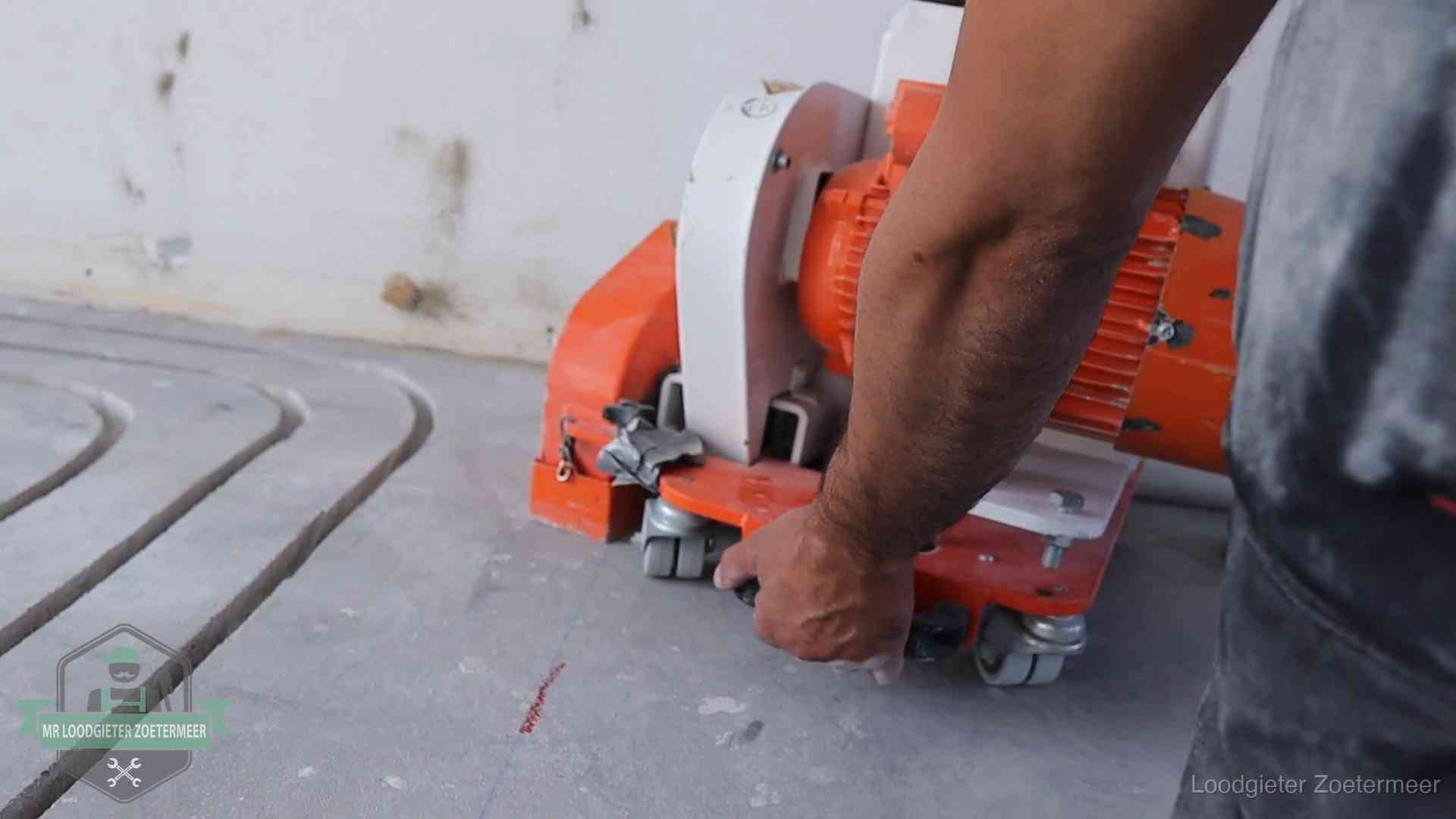 Lekkage in de vloerverwarming opsporen in Zoetermeer Sleuvenpatroon voor vloerverwarming in de dekvloer van een woning in Zoetermeer