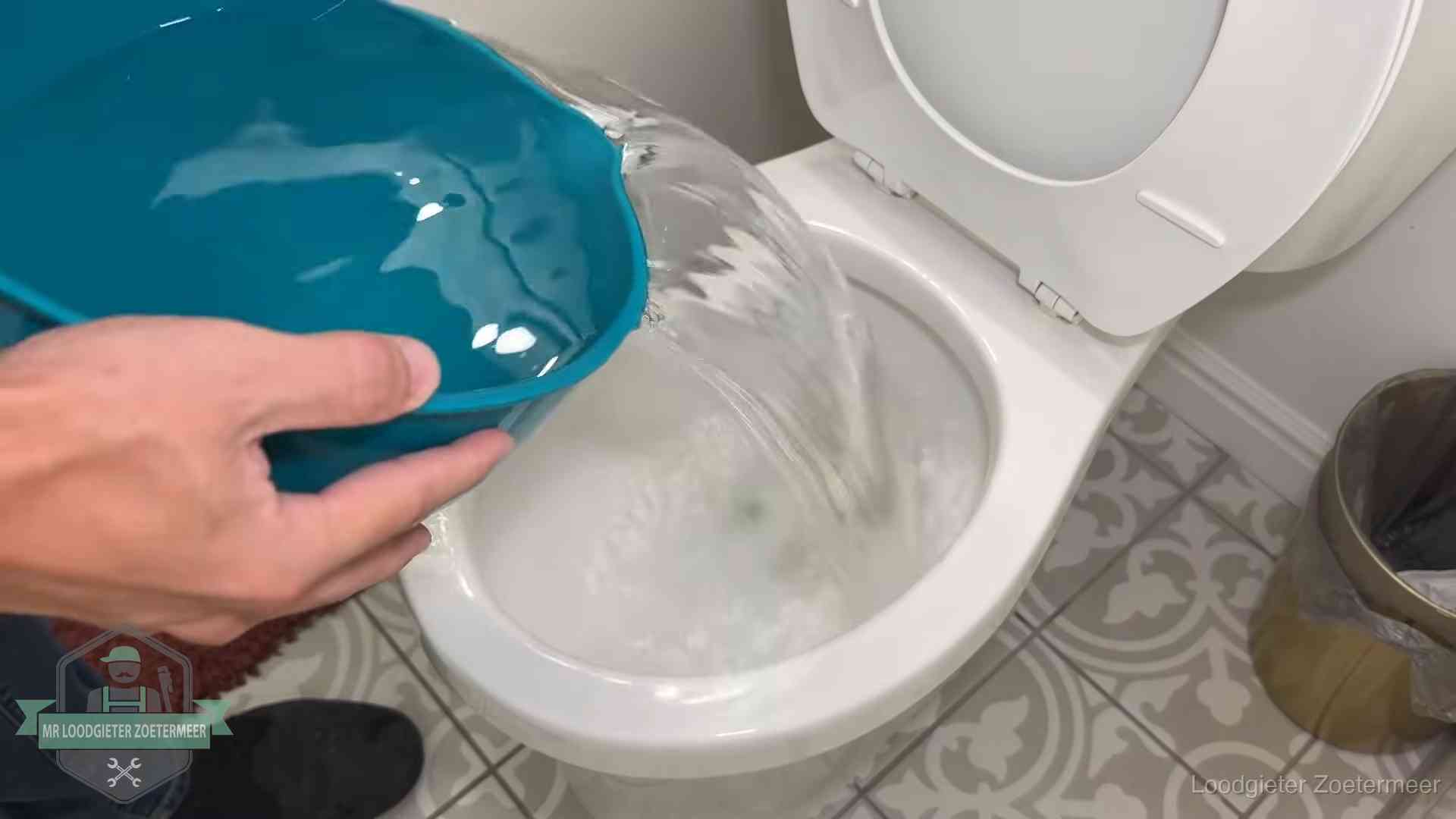 De warm-water-methode in Zoetermeer Warm water wordt voorzichtig in de wc-pot gegoten in Zoetermeer