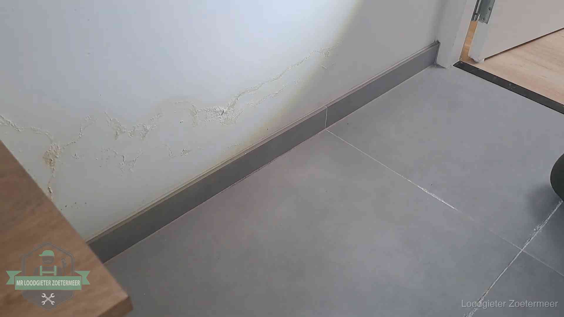 Waterschade met kalkuitbloeiing op een binnenwand in Zoetermeer, vastgelegd voor de verzekering