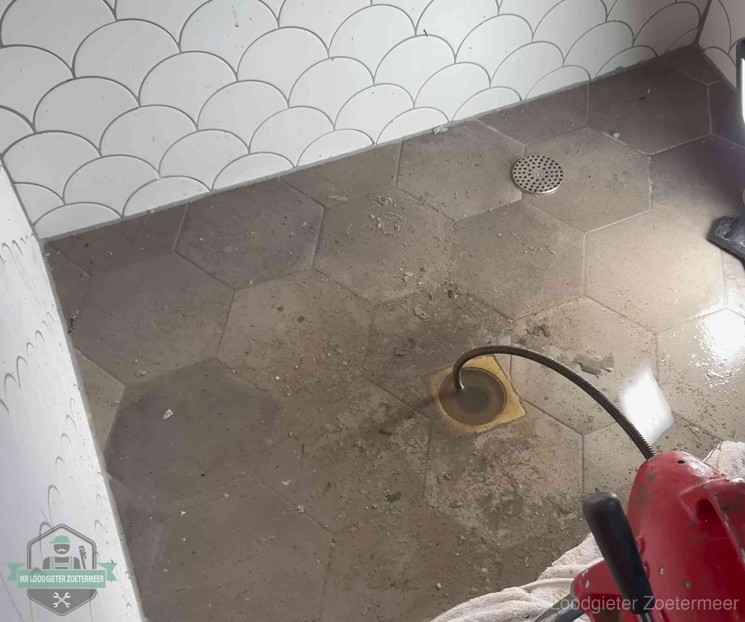 Stank uit wc of vloerput in Zoetermeer Vloerput met waterslot in een badkamer in Zoetermeer, een bron van stank als het waterslot droogstaat
