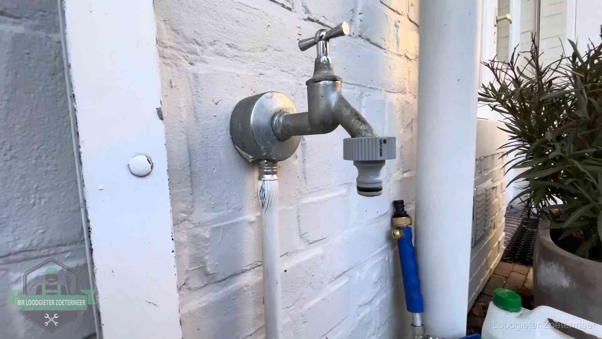 Hoge waterrekening in Zoetermeer Buitenkraan met slangaansluiting bij een woning in Zoetermeer, sluipverbruik zie je terug op de waterrekening