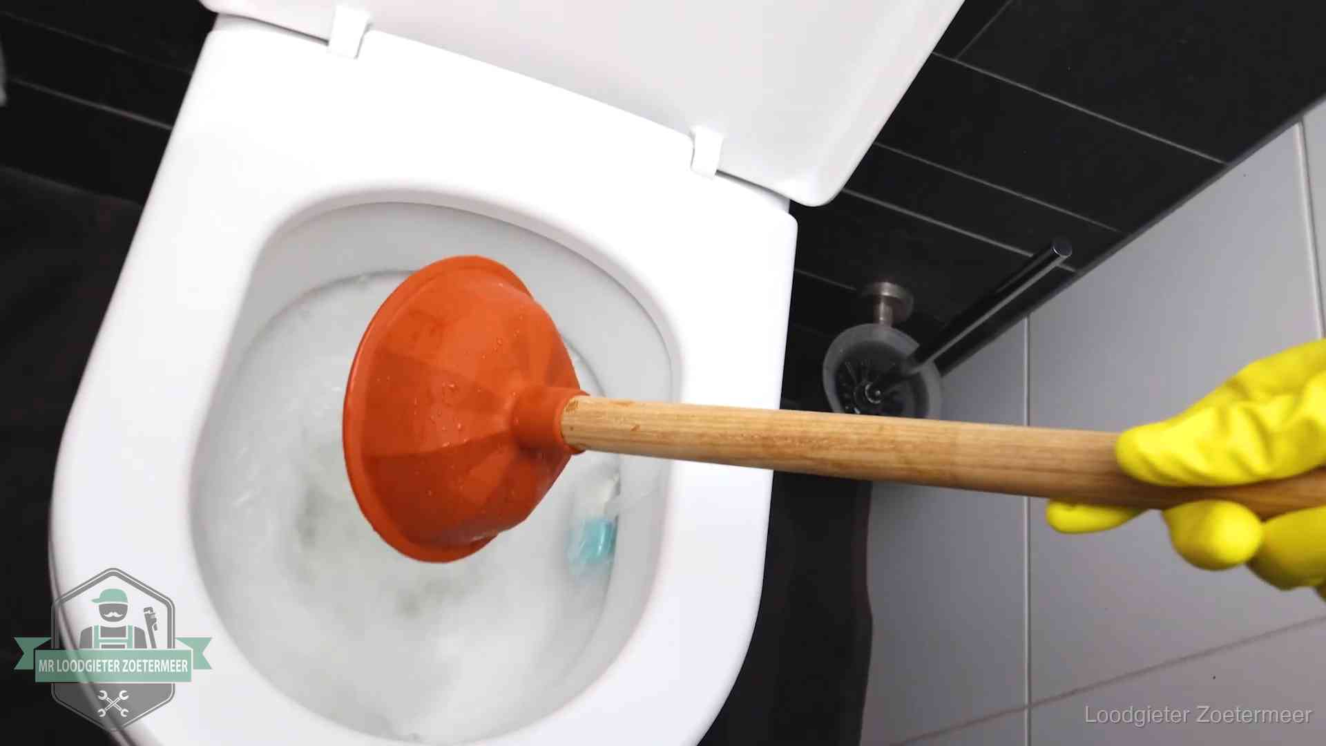Wc ontstoppen met de plopper in Zoetermeer Plopper wordt in de wc-pot gedrukt bij het ontstoppen van een toilet in Zoetermeer