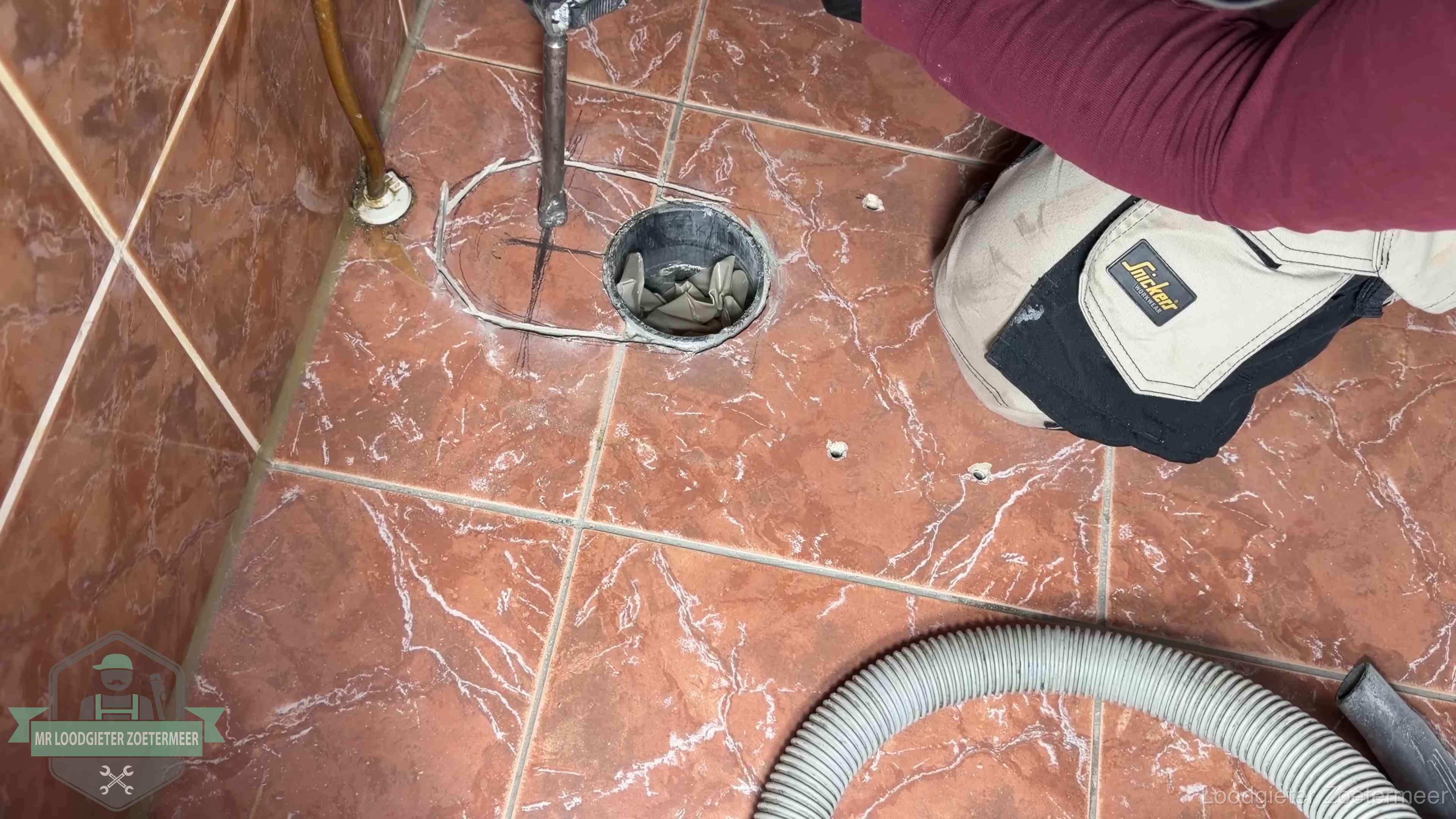 Wc-pot demonteren en terugplaatsen in Zoetermeer Open rioolaansluiting in de vloer waar de wc-pot is gedemonteerd in Zoetermeer