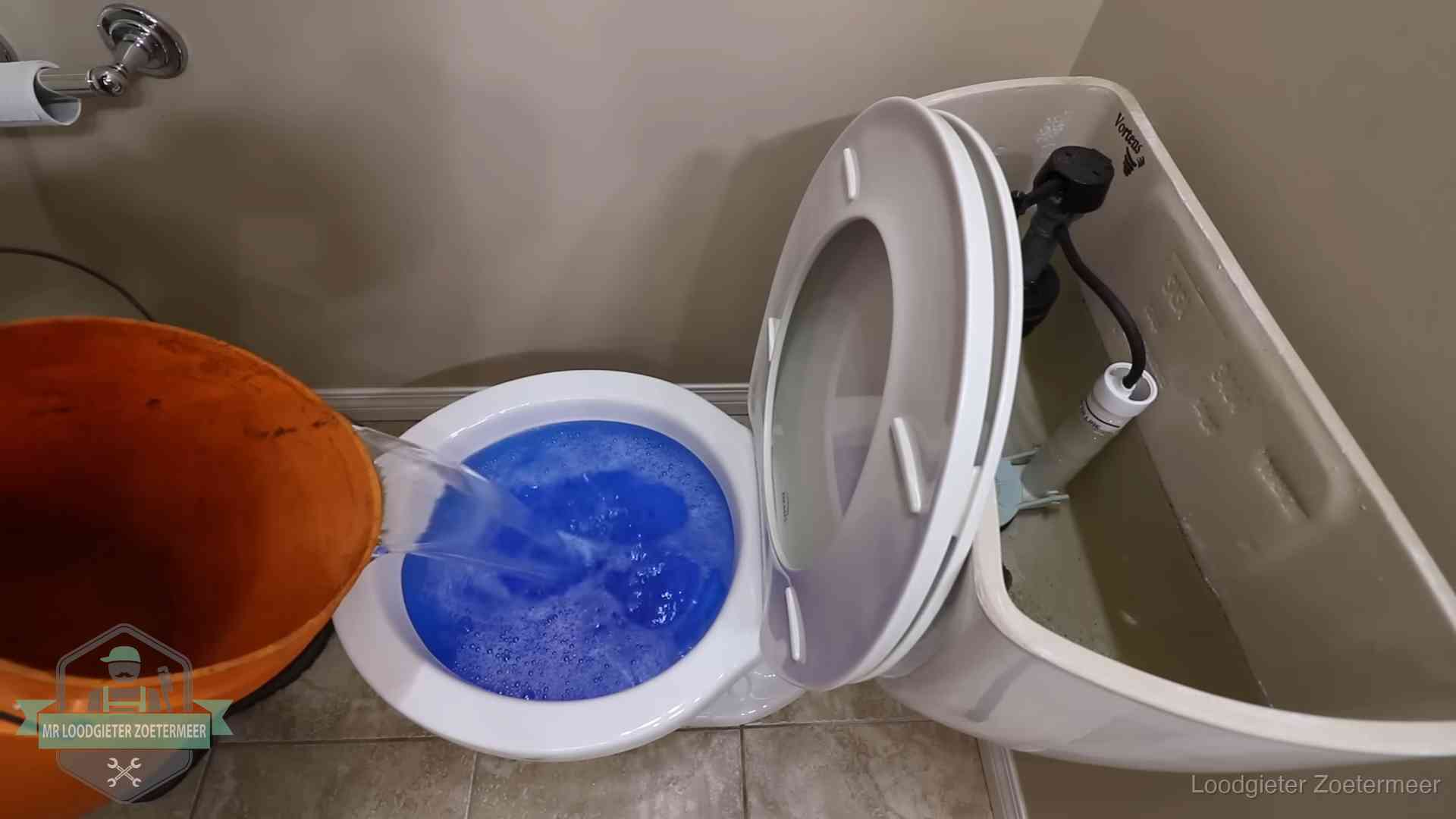 Water komt omhoog in de wc in Zoetermeer Water bij de wc-pot wordt met een emmer weggewerkt om schade te beperken in Zoetermeer
