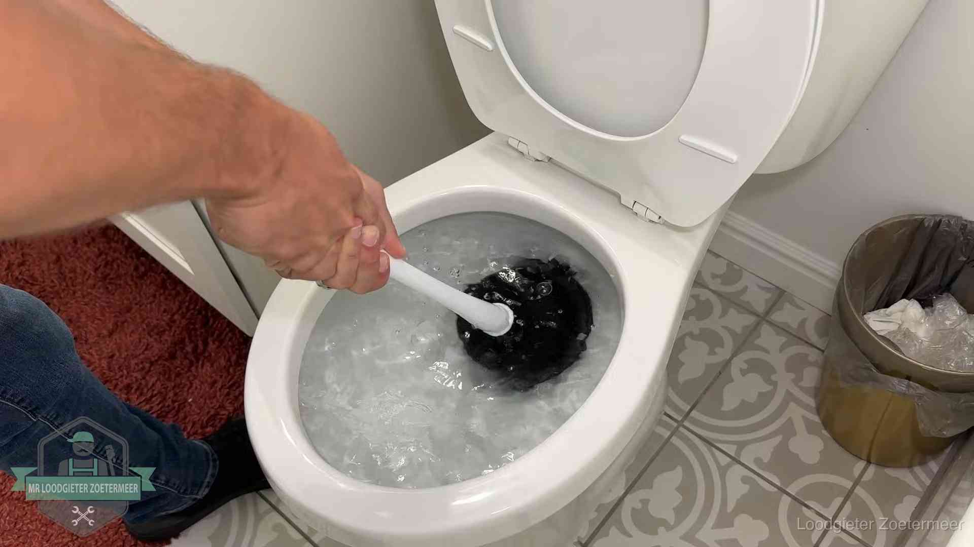 Zelf je wc ontstoppen in Zoetermeer Zelf de wc ontstoppen met een plopper in Zoetermeer, het water kolkt in de pot