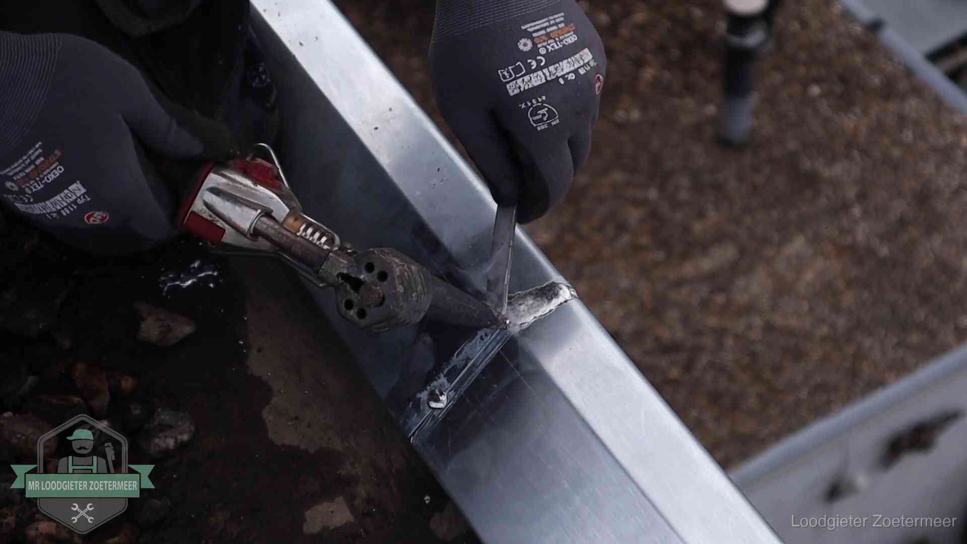 Zinken naad solderen op een dak in Zoetermeer, vakwerk waar het bij zelf repareren vaak misgaat