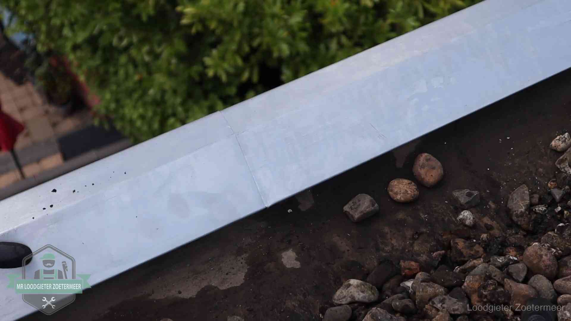 Strak gesoldeerd naaddetail in een zinken daktrim op een dak in Zoetermeer